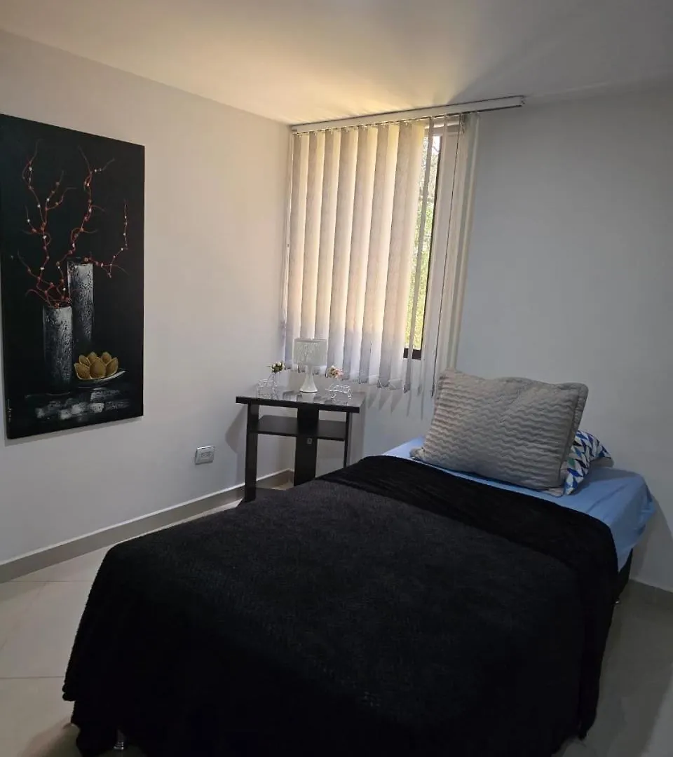 Apartamento En Tricentenario Medellín 0*,